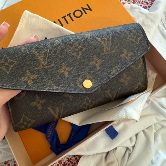 Authentic Louis Vuitton Sarah wallet - Picture 1 of 2